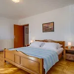 Apartament Maris *